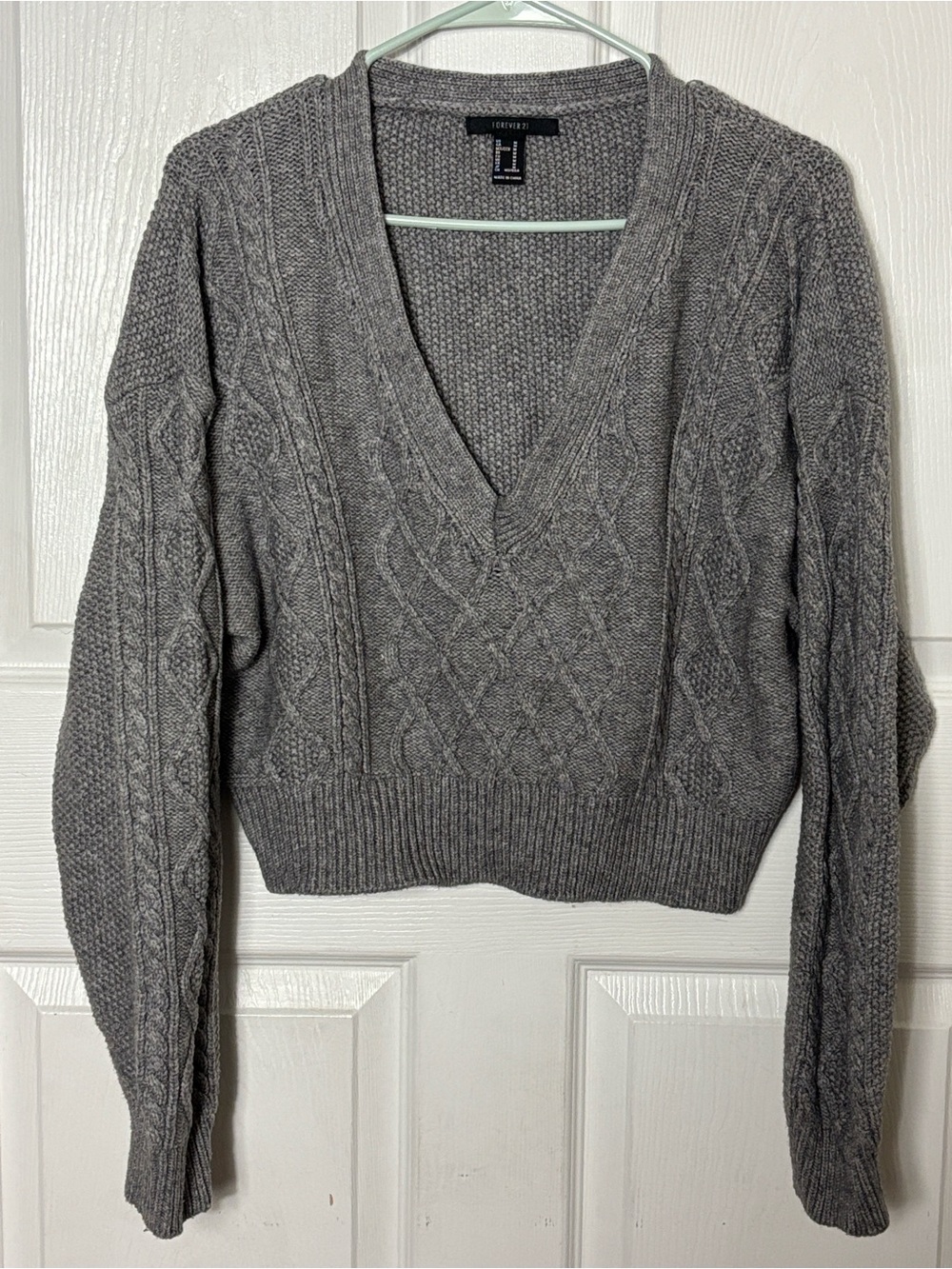 Forever 21 Gray Cropped Cable Knit V-Neck Sweater size Medium Cozy comfort cabin